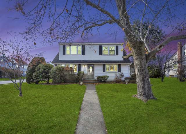 Property at 2 Preston Ln, Hicksville, NY 11801, 3 beds, 2.5 baths