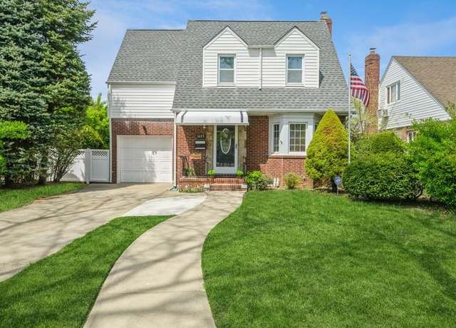 Property at 1645 Hillside Ct, New Hyde Park, NY 11040, 3 beds, 1.5 baths