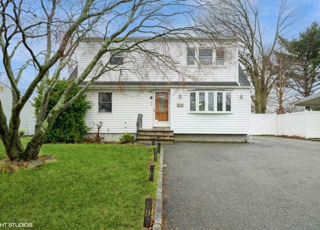 Property at 410 17th St, West Babylon, NY 11704, 5 beds, 3 baths