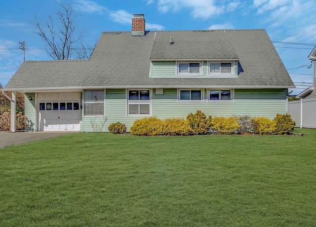Property at 38 Walnut Ln, Hicksville, NY 11801, 3 beds, 1.5 baths