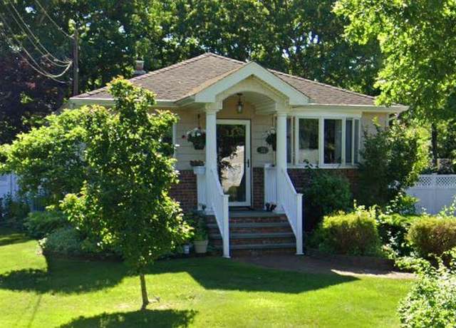 Property at 33 Forest Dr, Ronkonkoma, NY 11779, 2 beds, 2 baths