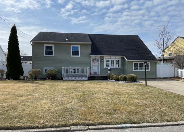 Property at 944 N Ontario Ave, Lindenhurst, NY 11757, 3 beds, 1 bath