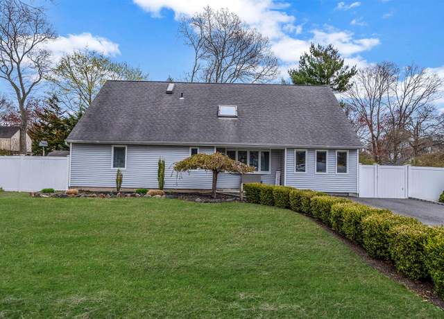 Property at 79 Aberdeen Dr, Mastic, NY 11950, 5 beds, 2 baths