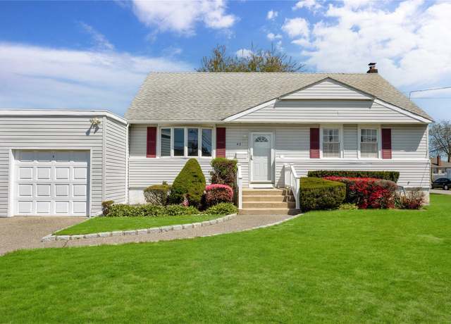 Property at 43 Merritt St, West Islip, NY 11795, 4 beds, 1.5 baths