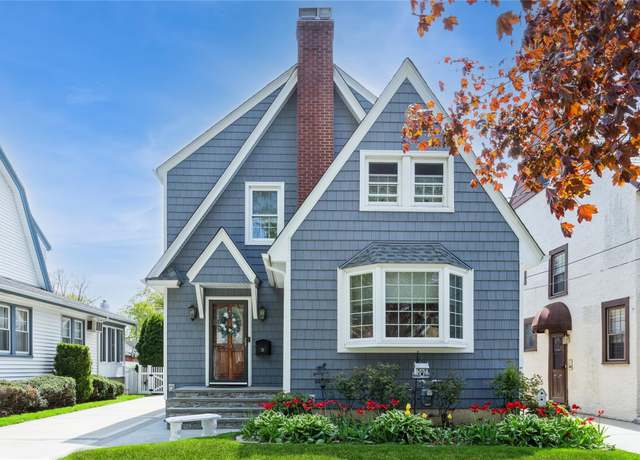 Property at 28 Willow St, Floral Park, NY 11001, 3 beds, 2 baths