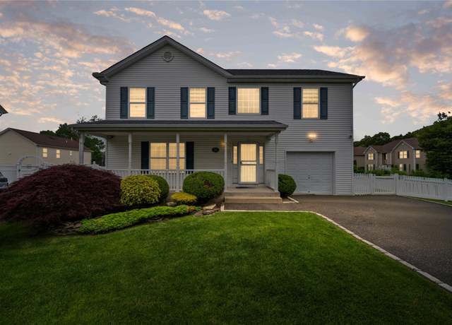 Property at 924 Otsego Ct, West Hempstead, NY 11552, 5 beds, 3.5 baths
