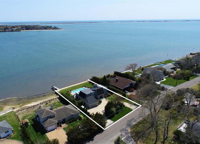 Property at 17 Romana Dr, Hampton Bays, NY 11946, 4 beds, 4.5 baths