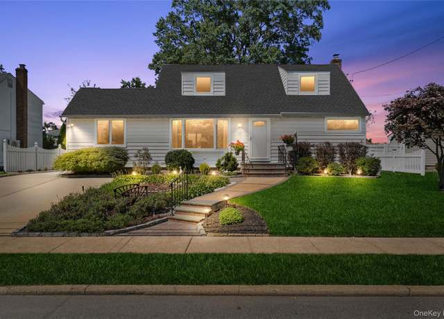 Property at 52 Westwood Rd S, Massapequa Park, NY 11762, 4 beds, 2 baths