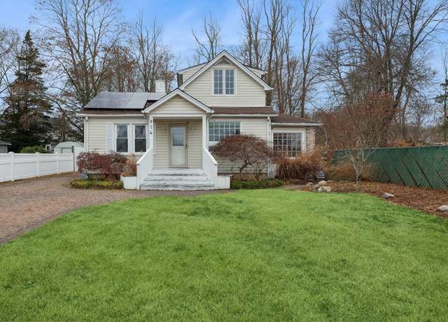 Property at 914 Parkway St, Riverhead, NY 11901, 5 beds, 2 baths