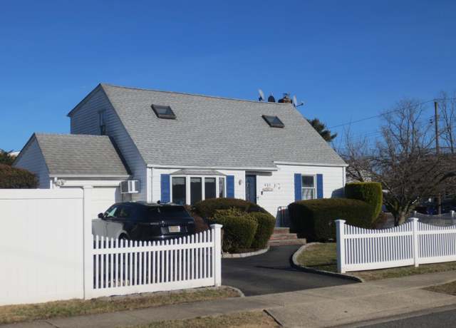 Property at 421 17th St, West Babylon, NY 11704, 3 beds, 2 baths