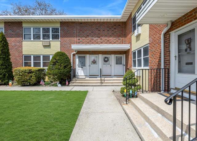 Property at 181 Farber Dr #181, West Babylon, NY 11704, 1 bed, 1 bath