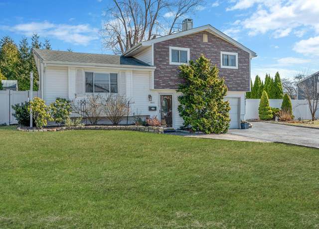 Property at 3011 Acorn Ave, Medford, NY 11763, 3 beds, 2 baths