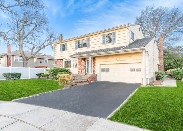 Property at 1840 Doria Ln S, Bellmore, NY 11710, 4 beds, 2.5 baths
