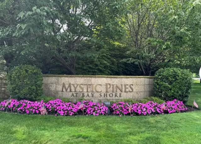 Property at 19 Virginia Pine Ln, Bay Shore, NY 11706, 2 beds, 3.5 baths
