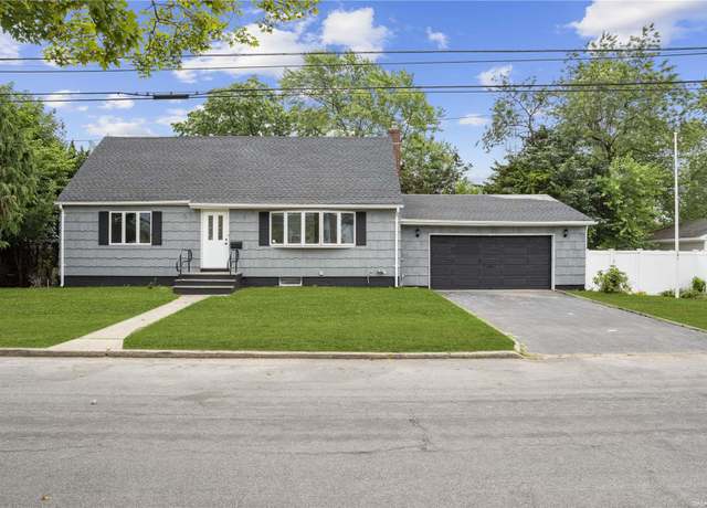 Property at 456 Heathcote Rd, Lindenhurst, NY 11757, 4 beds, 3 baths