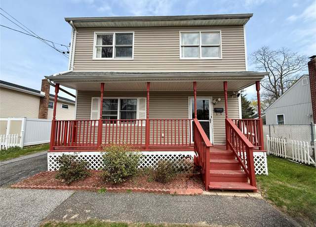 Property at 13 Hilltop Ln, Wheatley Heights, NY 11798, 3 beds, 1.5 baths