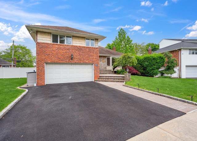 Property at 5 Coventry Rd, Syosset, NY 11797, 3 beds, 2.5 baths