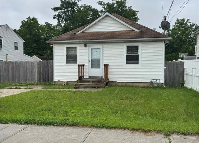 Property at 110 2nd Ave, Bay Shore, NY 11706, 3 beds, 1 bath