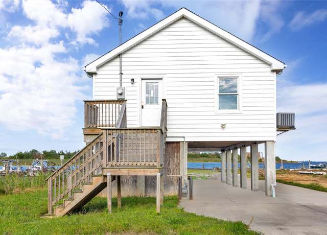 Property at 823 Venetian Blvd, Lindenhurst, NY 11757, 1 bed, 1 bath