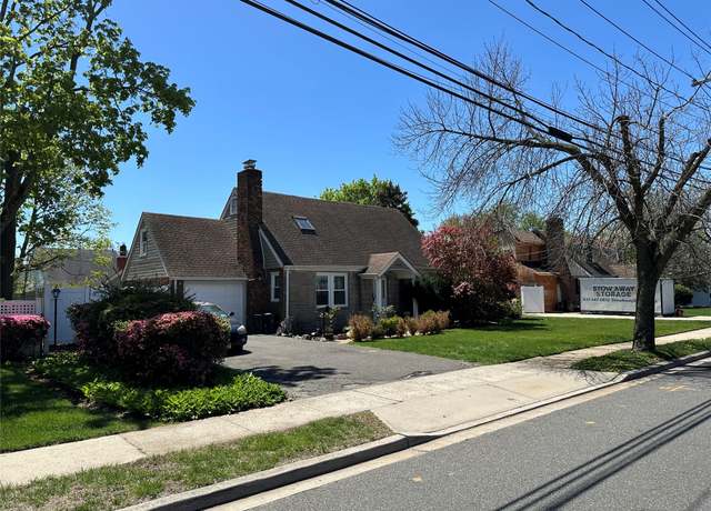 Property at 698 Goodrich St, Uniondale, NY 11553, 6 beds, 3 baths