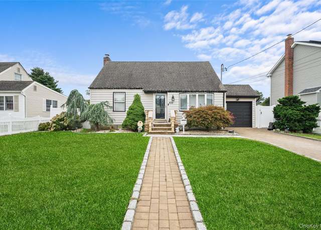 Property at 522 17th St, West Babylon, NY 11704, 4 beds, 1 bath