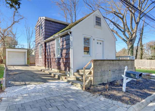 Property at 9 Leona Pl, Locust Valley, NY 11560, 3 beds, 2 baths