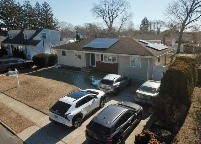 Property at 28 Prairie Dr, Babylon, NY 11703, 4 beds, 2 baths