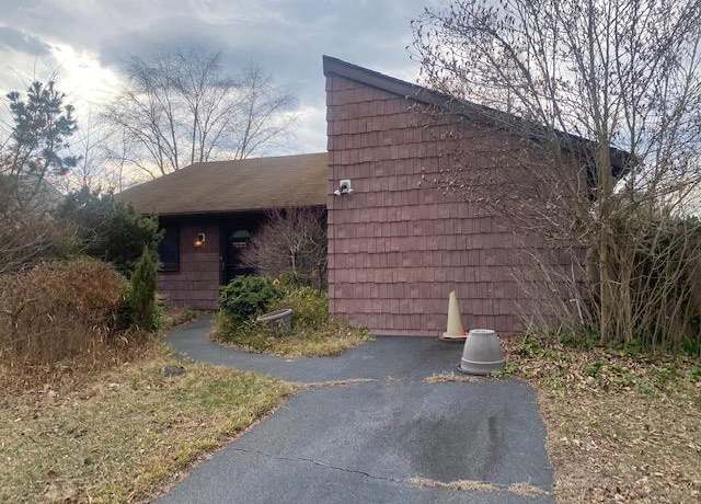 Property at 4 Mercury Ave, East Patchogue, NY 11772, 4 beds, 1 bath