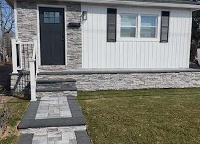 Property at 135 Penataquit Ave, Bay Shore, NY 11706, 3 beds, 2 baths