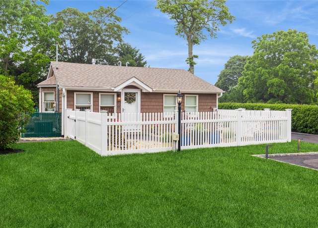 Property at 3 Dock Rd, Remsenburg, NY 11960, 2 beds, 2 baths