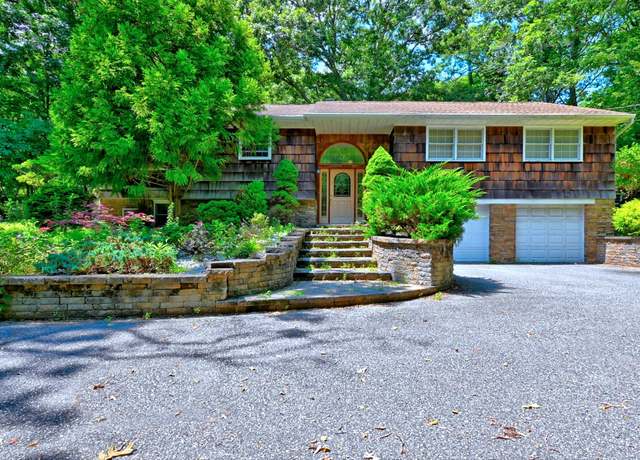 Property at 423 S Country Rd, Brookhaven, NY 11719, 3 beds, 3 baths
