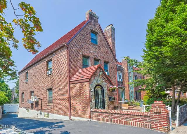 Property at 6438 84th St, Middle Village, NY 11379, 4 beds, 3.5 baths