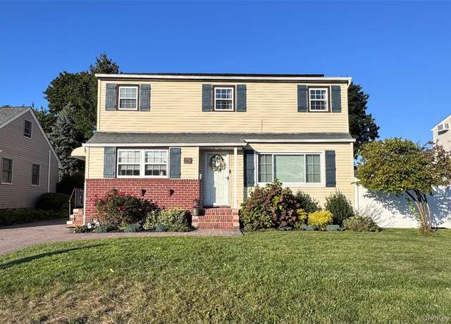 Property at 869 Jay Dr, Wantagh, NY 11793, 3 beds, 2 baths