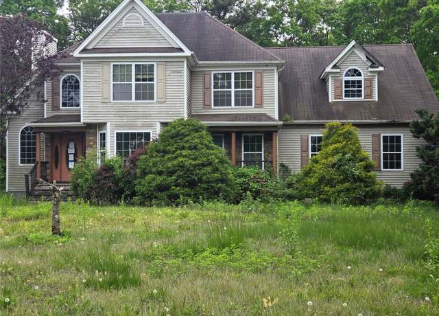 Property at 14 Christine Ct, Bohemia, NY 11716, 4 beds, 2.5 baths