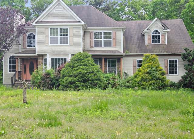 Property at 14 Christine Ct, Bohemia, NY 11716, 4 beds, 2.5 baths