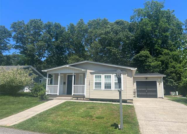 Property at 1407 unit 4 Middle Rd #4, Riverhead, NY 11933, 2 beds, 2 baths