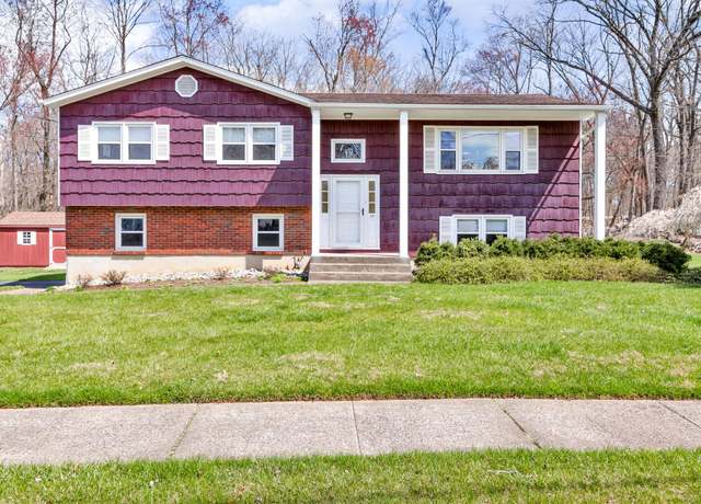 Property at 15 John F Kennedy Dr, Blauvelt, NY 10913, 4 beds, 2.5 baths
