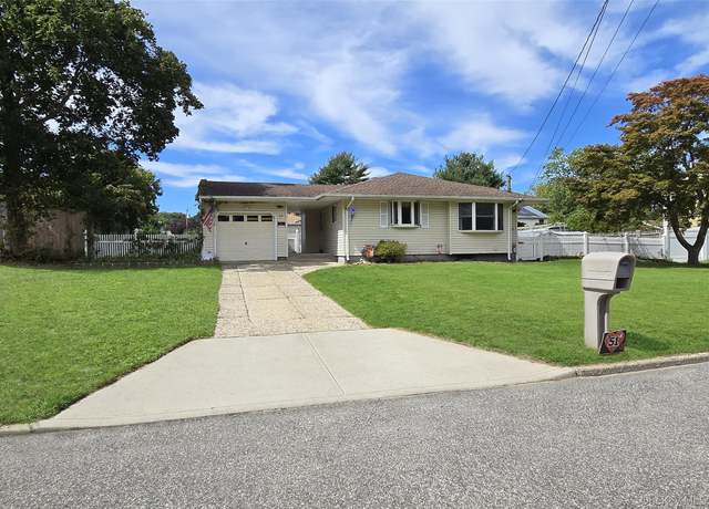 Property at 12 Choate Ave, Selden, NY 11784, 3 beds, 1.5 baths
