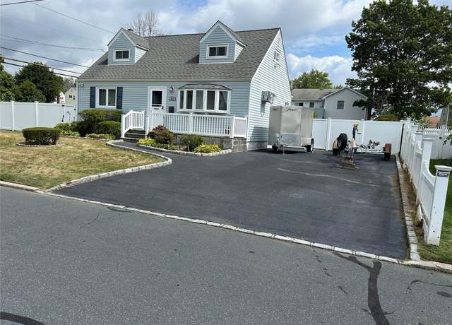 Property at 957 N Fulton Ave, Lindenhurst, NY 11757, 4 beds, 1 bath