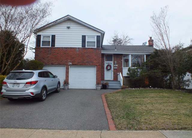 Property at 957 Jerome St, Baldwin, NY 11510, 4 beds, 2.5 baths