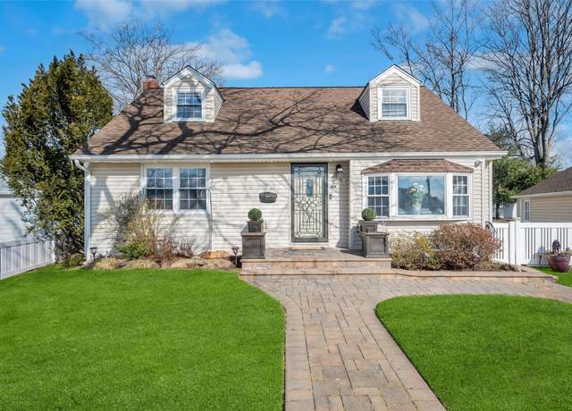 Property at 105 N Terrace Pl, Valley Stream, NY 11580, 4 beds, 1 bath