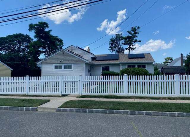 Property at 4 Meadow Dr, Bay Shore, NY 11706, 4 beds, 1 bath