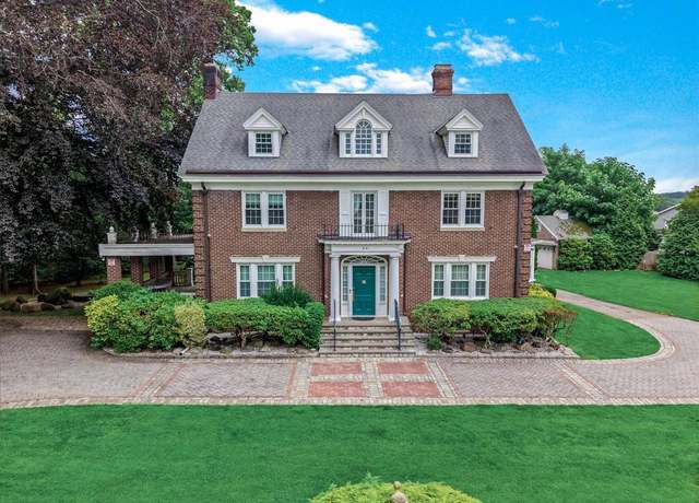 Property at 44 Arbor Pl, Glen Cove, NY 11542, 5 beds, 3.5 baths