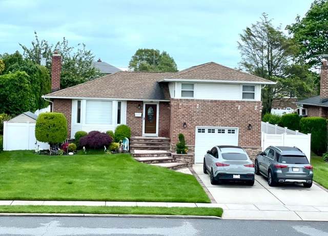 Property at 104 Beverly Pl, Levittown, NY 11756, 3 beds, 2.5 baths