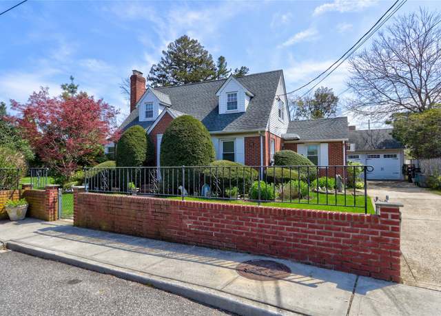 Property at 25 Milton Ct, Rockville Centre, NY 11570, 3 beds, 2 baths