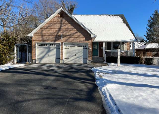 Property at 94 Carman Pl, Amityville, NY 11701, 3 beds, 2.5 baths