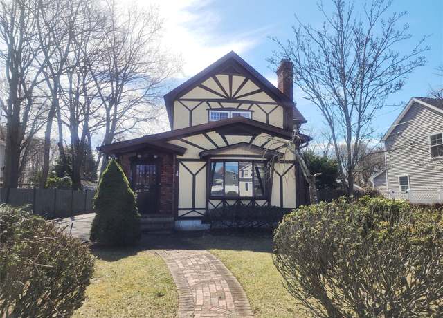 Property at 32 Swan River St, Patchogue, NY 11772, 4 beds, 3 baths
