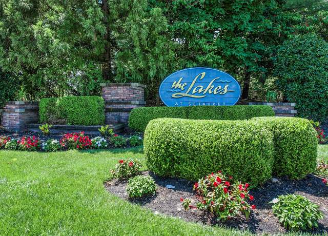 Property at 95 Erin Ln, Setauket, NY 11733, 2 beds, 2.5 baths