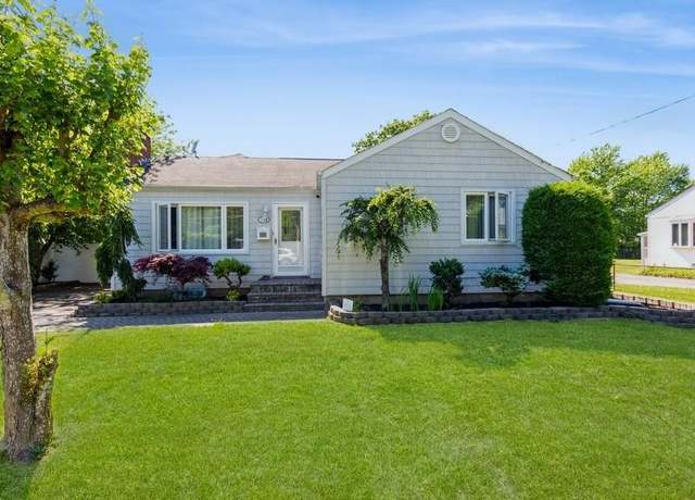 Property at 118 Pine Neck Ave, East Patchogue, NY 11772, 3 beds, 2 baths