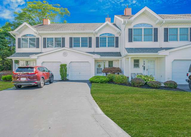 Property at 19 S Country Cmn, West Islip, NY 11795, 3 beds, 2.5 baths